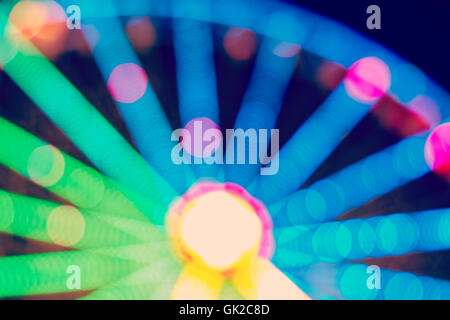 Résumé fond trouble faite de la grande roue de nuit, aux tons vintage longue exposition photo. Banque D'Images