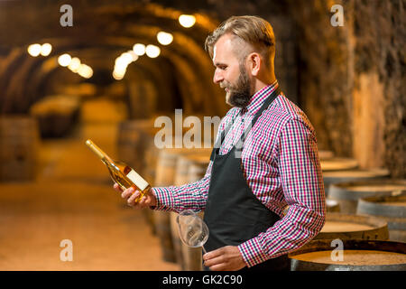 Sommelier avec bouteille de vin en cave Banque D'Images