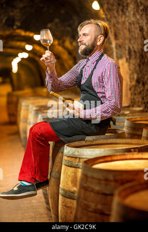 Sommelier dans la cave à vin Banque D'Images