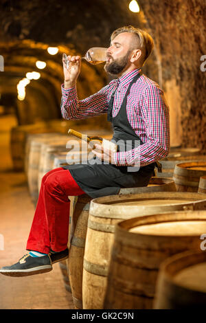 Sommelier dans la cave à vin Banque D'Images