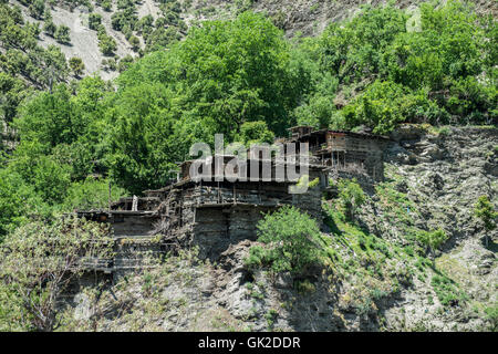 Maisons traditionnelles dans la vallée de Kalash Birir dans le nord du Pakistan Banque D'Images