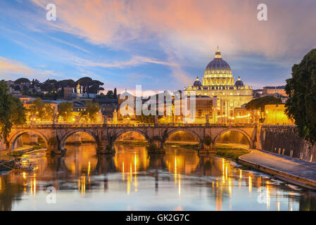 Au coucher du soleil Basilique Saint Pierre, Rome, Italie
