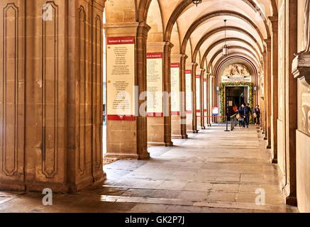 Arcades à l'intérieur de l'abbaye bénédictine de Santa Maria de Montserrat Banque D'Images