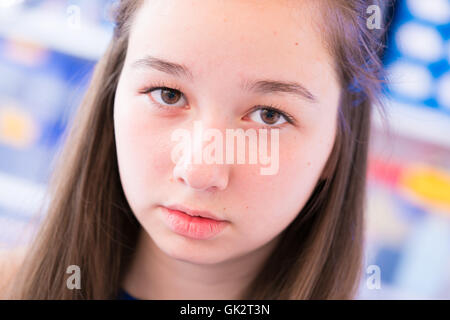 Portrait de jeune fille de l'école triste Banque D'Images