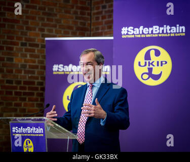 Leader de l'UKIP Nigel Farage brandit un passeport lors de son discours sur la façon dont, selon lui, le Royaume-Uni sera à l'abri des Daesh et autres terroristes jihadistes si le pays sort de l'Union européenne. Avec : Nigel Farage, Leader du Royaume-Uni par l'indépendance Banque D'Images