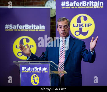 Leader de l'UKIP Nigel Farage brandit un passeport lors de son discours sur la façon dont, selon lui, le Royaume-Uni sera à l'abri des Daesh et autres terroristes jihadistes si le pays sort de l'Union européenne. Avec : Nigel Farage, Leader du Royaume-Uni par l'indépendance Banque D'Images