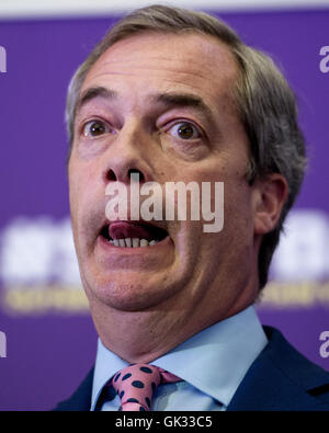 Leader de l'UKIP Nigel Farage brandit un passeport lors de son discours sur la façon dont, selon lui, le Royaume-Uni sera à l'abri des Daesh et autres terroristes jihadistes si le pays sort de l'Union européenne. Avec : Nigel Farage, Leader du Royaume-Uni par l'indépendance Banque D'Images