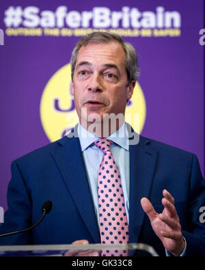 Leader de l'UKIP Nigel Farage brandit un passeport lors de son discours sur la façon dont, selon lui, le Royaume-Uni sera à l'abri des Daesh et autres terroristes jihadistes si le pays sort de l'Union européenne. Avec : Nigel Farage, Leader du Royaume-Uni par l'indépendance Banque D'Images