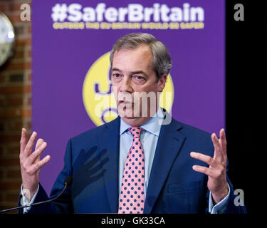 Leader de l'UKIP Nigel Farage brandit un passeport lors de son discours sur la façon dont, selon lui, le Royaume-Uni sera à l'abri des Daesh et autres terroristes jihadistes si le pays sort de l'Union européenne. Avec : Nigel Farage, Leader du Royaume-Uni par l'indépendance Banque D'Images