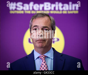 Leader de l'UKIP Nigel Farage brandit un passeport lors de son discours sur la façon dont, selon lui, le Royaume-Uni sera à l'abri des Daesh et autres terroristes jihadistes si le pays sort de l'Union européenne. Avec : Nigel Farage, Leader du Royaume-Uni par l'indépendance Banque D'Images