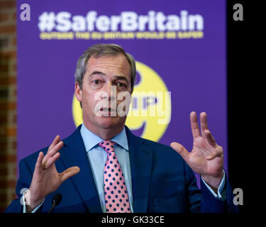 Leader de l'UKIP Nigel Farage brandit un passeport lors de son discours sur la façon dont, selon lui, le Royaume-Uni sera à l'abri des Daesh et autres terroristes jihadistes si le pays sort de l'Union européenne. Avec : Nigel Farage, Leader du Royaume-Uni par l'indépendance Banque D'Images