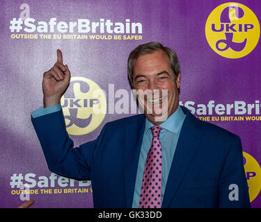 Leader de l'UKIP Nigel Farage brandit un passeport lors de son discours sur la façon dont, selon lui, le Royaume-Uni sera à l'abri des Daesh et autres terroristes jihadistes si le pays sort de l'Union européenne. Avec : Nigel Farage, Leader du Royaume-Uni par l'indépendance Banque D'Images