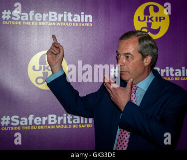 Leader de l'UKIP Nigel Farage brandit un passeport lors de son discours sur la façon dont, selon lui, le Royaume-Uni sera à l'abri des Daesh et autres terroristes jihadistes si le pays sort de l'Union européenne. Avec : Nigel Farage, Leader du Royaume-Uni par l'indépendance Banque D'Images