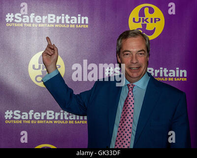 Leader de l'UKIP Nigel Farage brandit un passeport lors de son discours sur la façon dont, selon lui, le Royaume-Uni sera à l'abri des Daesh et autres terroristes jihadistes si le pays sort de l'Union européenne. Avec : Nigel Farage, Leader du Royaume-Uni par l'indépendance Banque D'Images