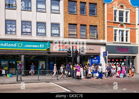 Scène de rue, Wembley Central, Arrondissement de Brent, London, Angleterre, Royaume-Uni Banque D'Images