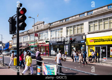 Scène de rue, Wembley Central, Arrondissement de Brent, London, Angleterre, Royaume-Uni Banque D'Images