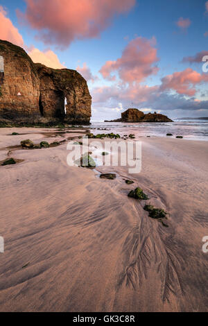 Le passage de mer naturelle sur Broad Oak beach à Cornwall, capturés au lever du soleil. Banque D'Images