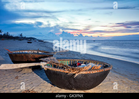 Coracles traditionnel vietnamien à la plage Cua Dai au crépuscule. Hoi An, Quang Nam Province, Vietnam. Banque D'Images