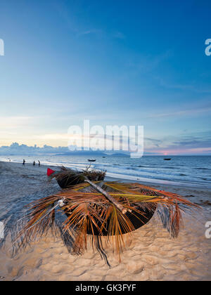 Coracles traditionnel vietnamien à la plage Cua Dai au crépuscule. Hoi An, Quang Nam Province, Vietnam. Banque D'Images