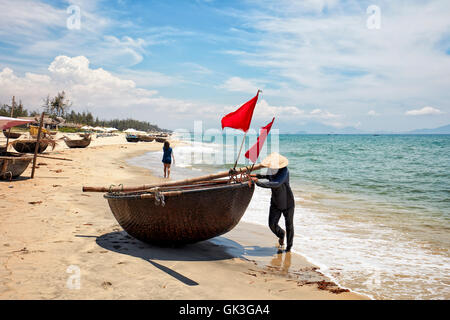 Coracle vietnamiens au pêcheur de la plage Cua Dai. Hoi An, Quang Nam Province, Vietnam. Banque D'Images