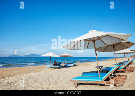 Des chaises longues et des parasols sur la plage Cua Dai. Hoi An, Quang Nam Province, Vietnam. Banque D'Images