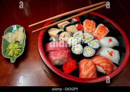 Moriawase Sushi Sushi mixte (Plateau) sur une table de restaurant. Hue, Vietnam. Banque D'Images