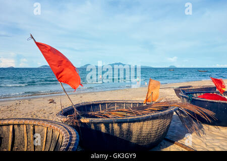 Coracles traditionnel vietnamien à la plage Cua Dai. Hoi An, Quang Nam Province, Vietnam. Banque D'Images