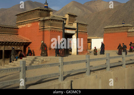 Xiahe, Province de Gansu, Chine --- pèlerins circumambulate Monastère Labrang pendant les célébrations du Nouvel An tibétain, la province de Gansu, Banque D'Images