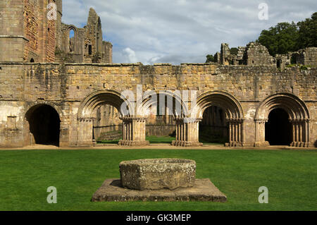 14 Aug 2011, North Yorkshire, Angleterre, Royaume-Uni --- l'abbaye Fontaine, Yorkshire --- Image par © Jeremy Horner Banque D'Images