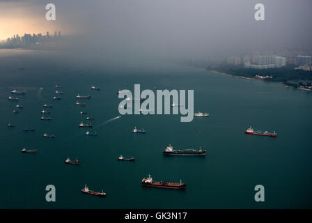 Singapour --- Arrivée par avion à l'aéroport de Changi, survolant les bateaux amarrés au large de la côte, à Singapour --- Image par © Jeremy Banque D'Images