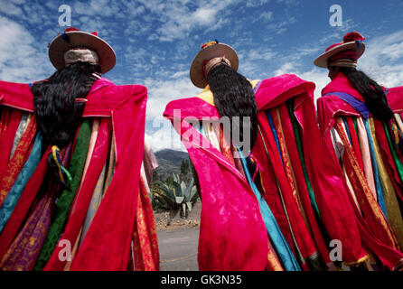 Ca. 1980-1995, Salasaca, Equateur --- danseurs vêtus de costumes lumineux effectuer lors d'une fête du Corpus Christi festival à Salasac Banque D'Images