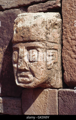 Ca. 1985-1995, la Bolivie --- une pré-Inca de la tête en pierre sculptée de la culture Tiwanacu. | Lieu : Tiwanacu, département de La Paz, Bo Banque D'Images