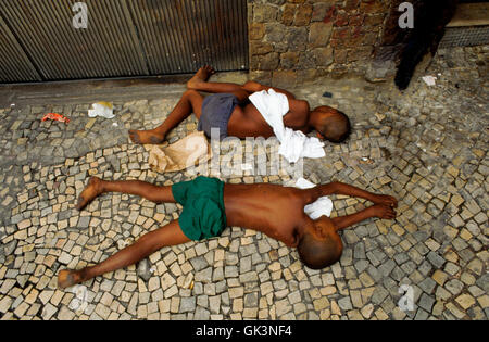 Ca. 1985-1995, Rio de Janeiro, Brésil --- enfants de la rue dormir sur le trottoir à Rio de Janeiro. --- Image par © Jeremy Horner/ Banque D'Images