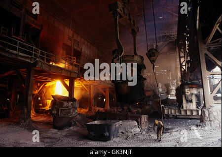 Ca. 2003, Boyaca, Colombie --- un travailleur se tient près d'une coulée de métal en fusion dans une fonderie dans la région de Boyaca. --- Image par © Jeremy Hor Banque D'Images