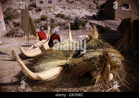 Ca. 2003, la Bolivie --- constructeurs de construire des caballitos de roseaux sur l'Île Suriqui en Bolivie, le lac Titicaca. | Lieu : S Banque D'Images