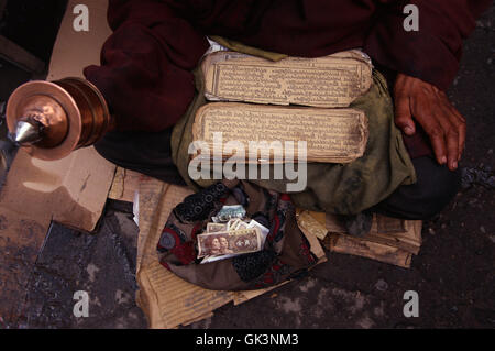 Le Tibet, la Chine --- moine tibétain en prière avec le livre de prières et de roue --- Image par © Jeremy Horner Banque D'Images