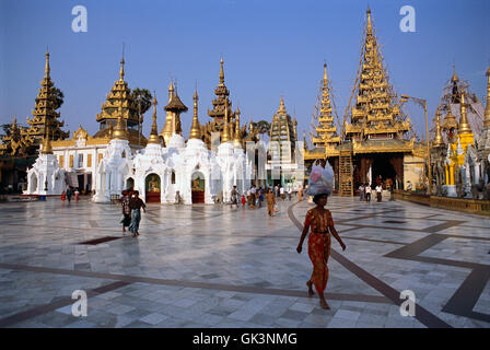 Avant le 11e siècle, Yangon, Birmanie --- Personnes à pied parmi les bâtiments de Shwe Dagon à Yangon (Rangoon), le Myanmar. Certains o Banque D'Images