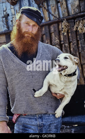 Le pêcheur local avec son chien, Hastings, East Sussex, England, UK Banque D'Images