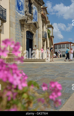 Chapelle et place du marché à São João da Pesqueira hameau. La Vallée du Douro. Le Portugal. L'Europe Banque D'Images