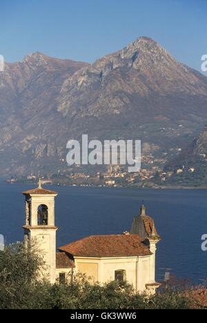 L'Italie, Lombardie, le lac d'Iseo, l'église Saint-Jean de sardines dans village sur l'île de Montisola Carzano Banque D'Images