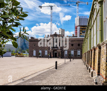 Woolwich, Londres. Académie royale militaire extérieur de l'immeuble, Greenwich Heritage Centre & nouveau bloc d'appartement en construction Banque D'Images