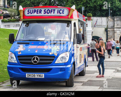 Jeune fille l'achat de glace ice cream van Banque D'Images