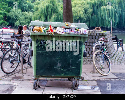 Wheely bin, corbeille débordante avec 'pas de déchets veuillez' sur le côté Richmond upon Thames, Grand Londres. Banque D'Images