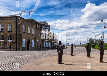 Woolwich Arsenal Royal, Londres.Riverside. La sculpture, l'assemblée par Peter Burke - 16 chiffres en fonte et ancien arsenal building Banque D'Images