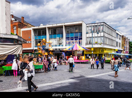 Boutiques et étals du marché, les gens dans le centre-ville de Woolwich, London, UK Banque D'Images