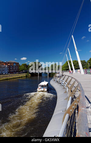 Aqua Bus sur le pont de la rivière Taff et Canton, Cardiff, Pays de Galles, Royaume-Uni. Banque D'Images