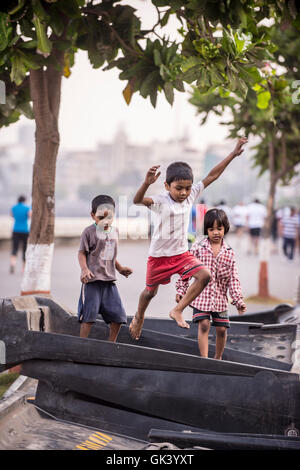 Trois jeunes garçons jouent sur une décharge à Mumbai, Inde Crédit : Euan Cherry Banque D'Images