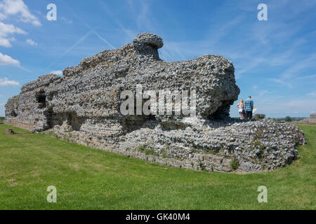 L'Angleterre, Kent, Richborough Roman Fort, les murs Banque D'Images