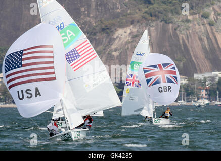 Grand Birtain Hannah's Mills et Saskia Clark en action pendant la course aux médailles 470 femmes à la Marina da Gloria le treizième jour de la Jeux Olympiques de Rio, au Brésil. Banque D'Images