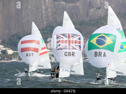 Grand Birtain Hannah's Mills et Saskia Clark en action pendant la course aux médailles 470 femmes à la Marina da Gloria le treizième jour de la Jeux Olympiques de Rio, au Brésil. Banque D'Images